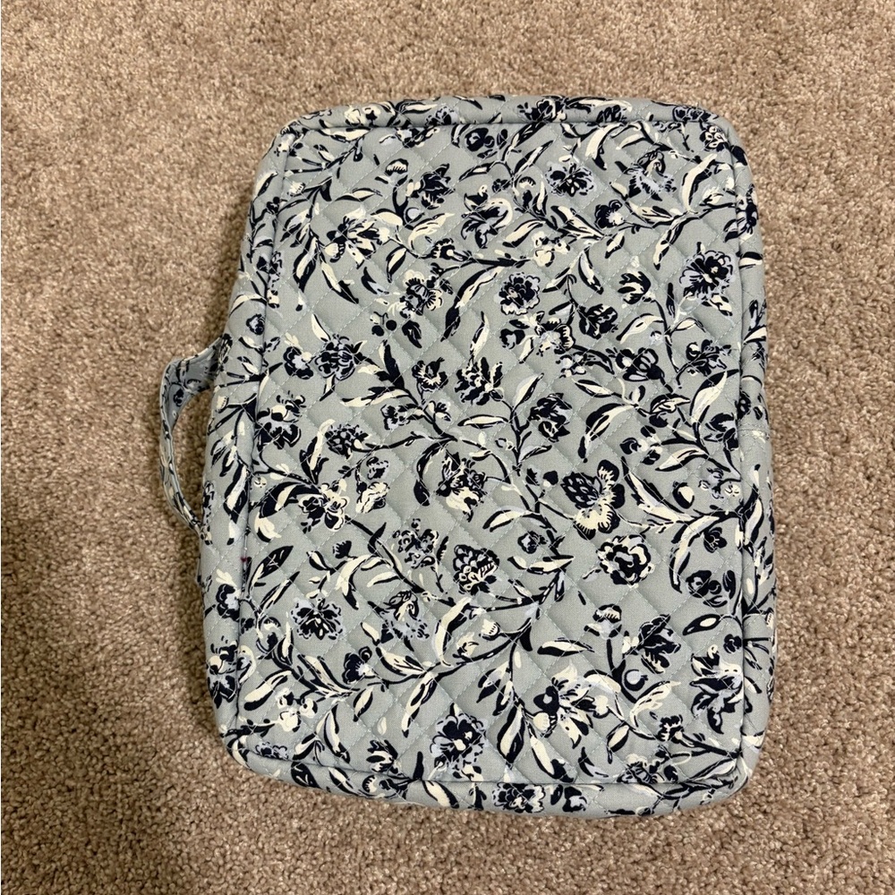 Vera Bradley Deluxe Travel Organizer Perennials Gray pattern